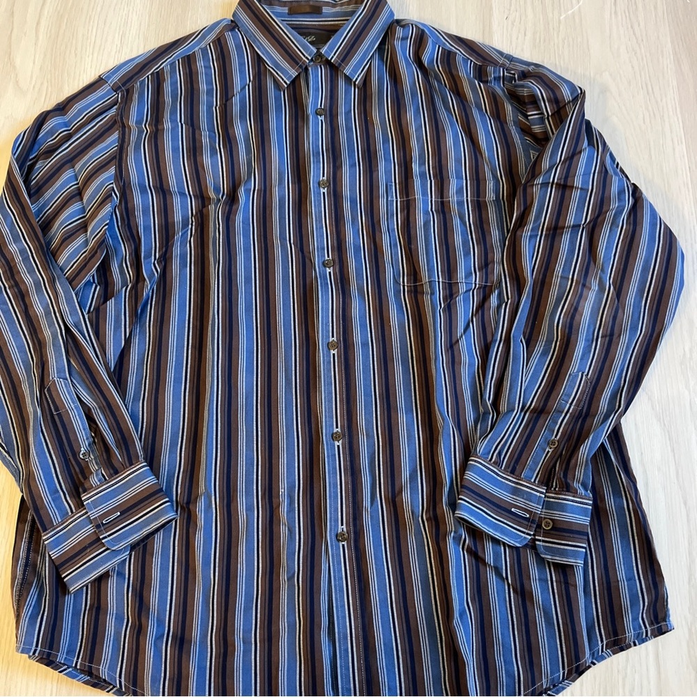 Mens casual button down top, brown and blue size XL.